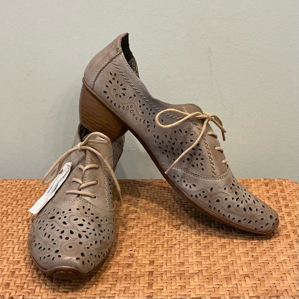 Rieker Women's Gray Perforated Low Heel Oxford NWT 8 8.5 39 - Picture 2 of 6